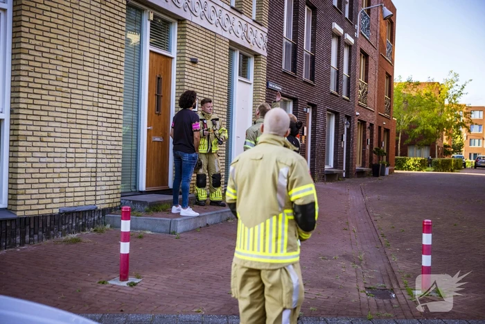 Brandweer doet onderzoek naar vreemde lucht in woning