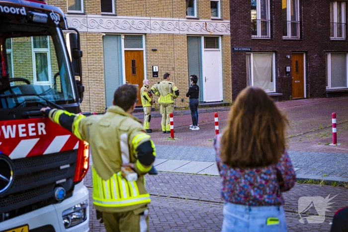 Brandweer doet onderzoek naar vreemde lucht in woning