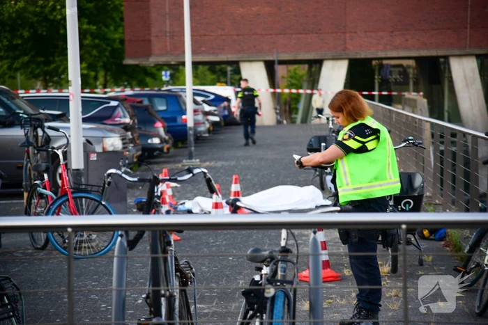Persoon op straat doodgeschoten bij metrostation