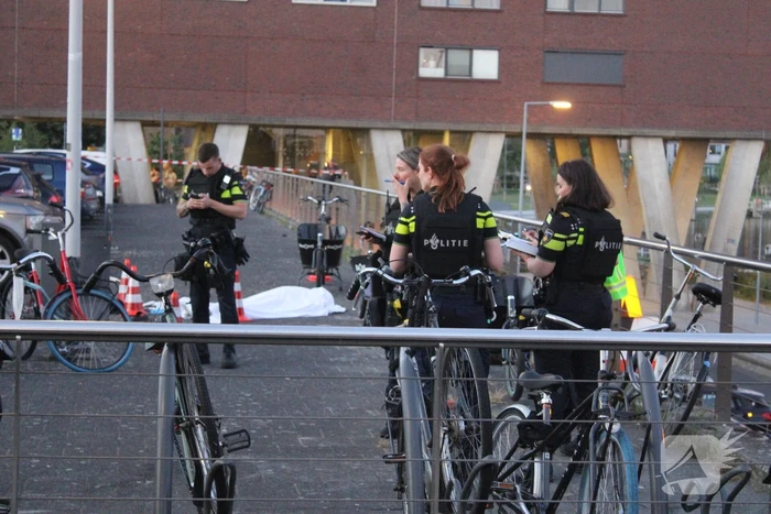 Persoon op straat doodgeschoten bij metrostation