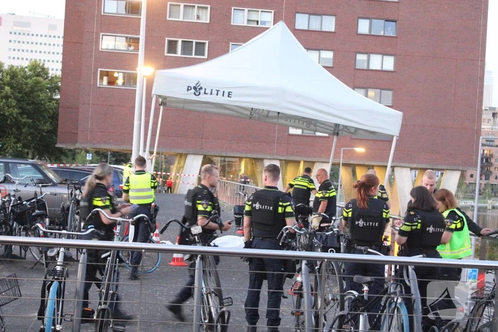 Persoon op straat doodgeschoten bij metrostation