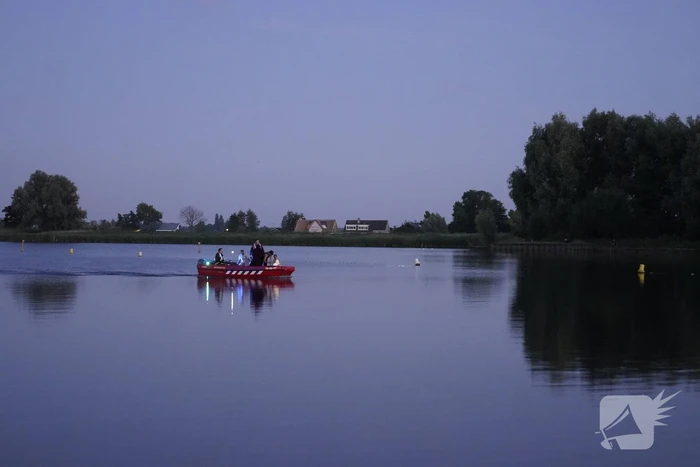 Opvarenden afgedreven roeibootjes naar de kant gehaald