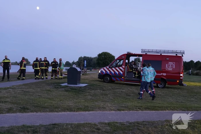 Opvarenden afgedreven roeibootjes naar de kant gehaald