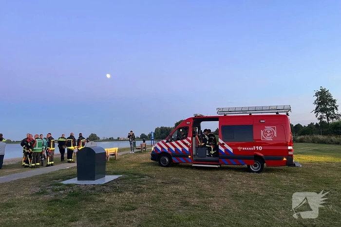 Opvarenden afgedreven roeibootjes naar de kant gehaald