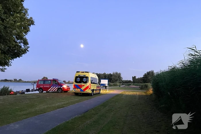 Opvarenden afgedreven roeibootjes naar de kant gehaald