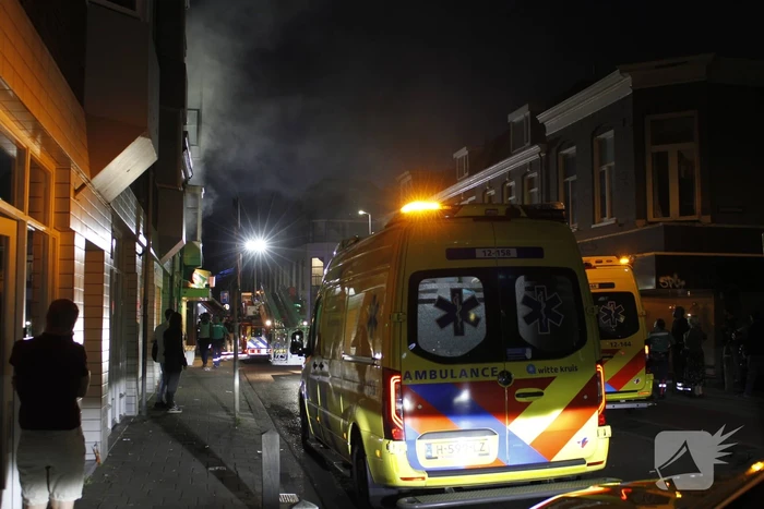 Brandweer redt personen uit woning na brand