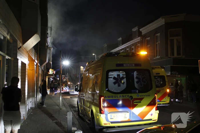 Brandweer redt personen uit woning na brand