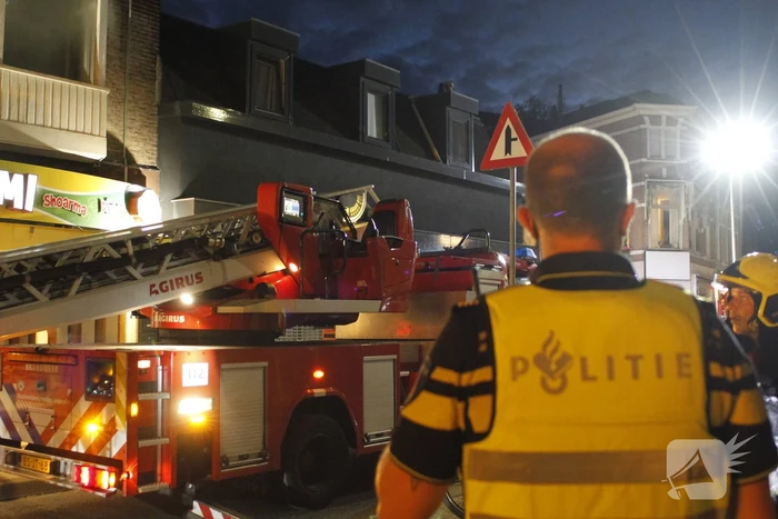 Brandweer redt personen uit woning na brand