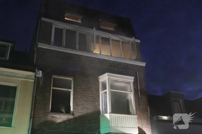 Brandweer redt personen uit woning na brand
