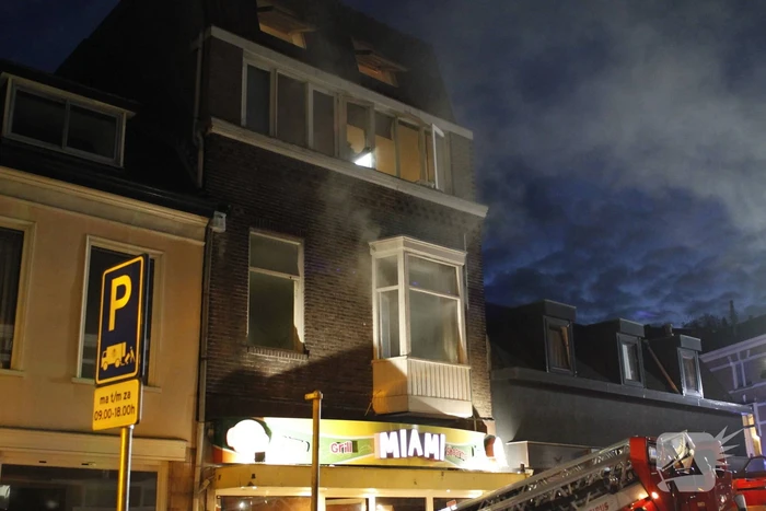 Brandweer redt personen uit woning na brand