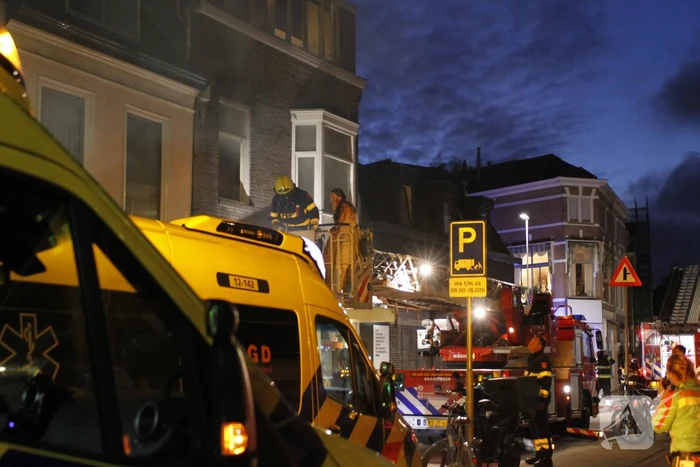 Brandweer redt personen uit woning na brand