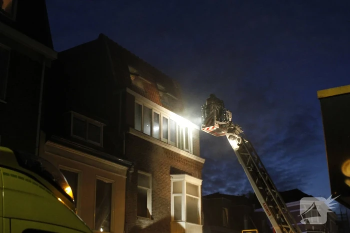 Brandweer redt personen uit woning na brand