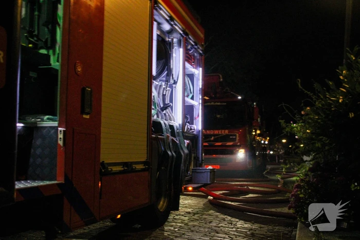Schuur naast woning vat vlam