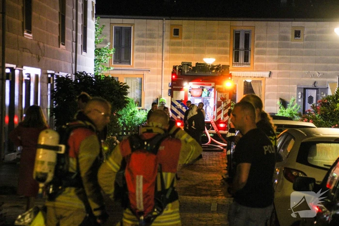Schuur naast woning vat vlam
