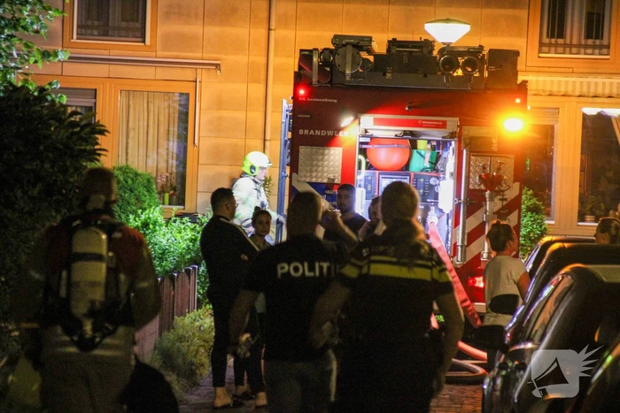 Schuur naast woning vat vlam