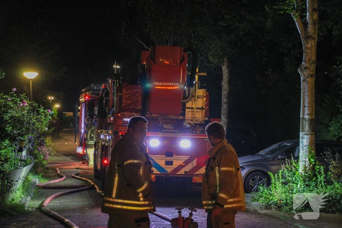 Schuur naast woning vat vlam