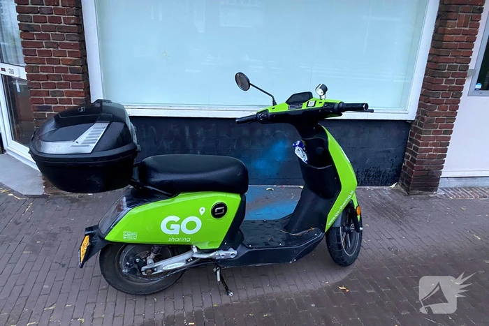 Scooterrijder gaat hard onderuit en raakt gewond