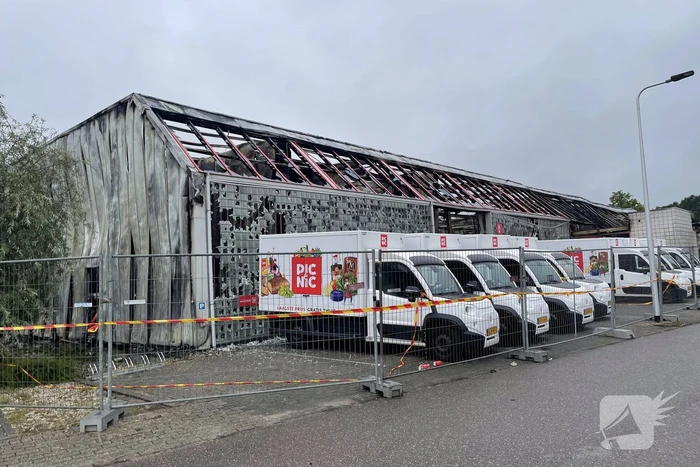 Enorme schade na zeer grote brand in pand bezorgservice Picnic