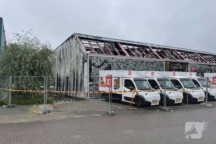 Enorme schade na zeer grote brand in pand bezorgservice Picnic