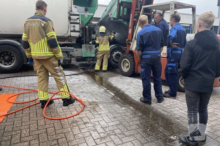 Vrachtwagen vat vlam