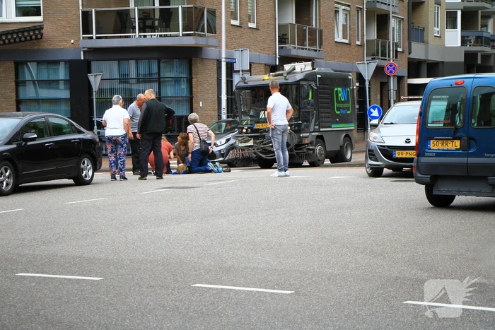 Overstekende fietser geschept door auto