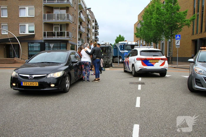 Overstekende fietser geschept door auto