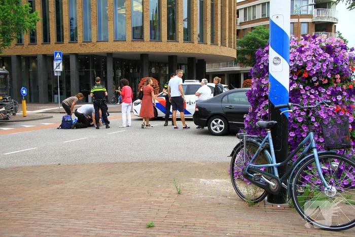Overstekende fietser geschept door auto