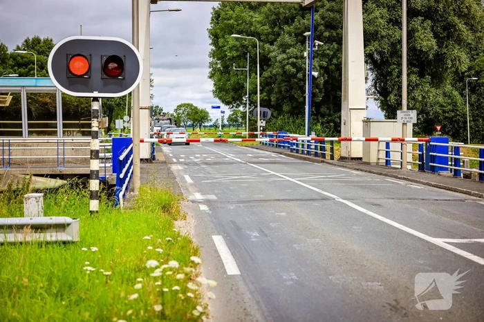 Noodkreet op ophaalbrug Help de Boer