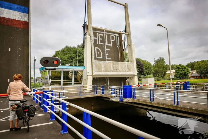 Noodkreet op ophaalbrug Help de Boer
