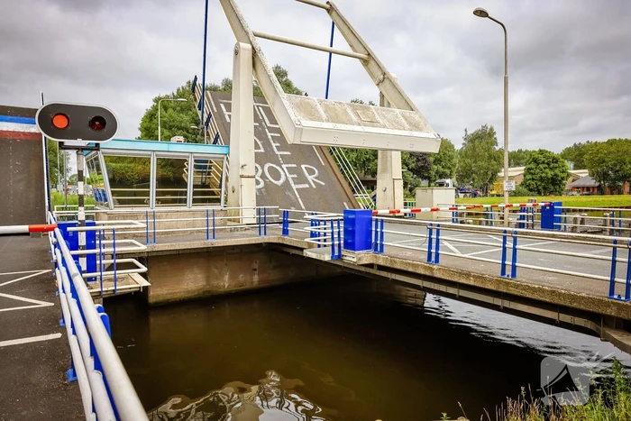 Noodkreet op ophaalbrug Help de Boer