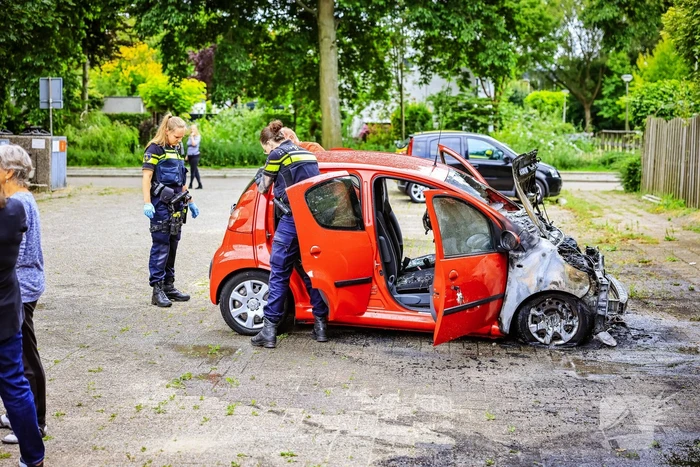 Geparkeerde auto volledig uitgebrand