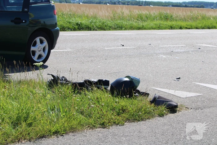 Brommerrijder onderuit bij aanrijding auto