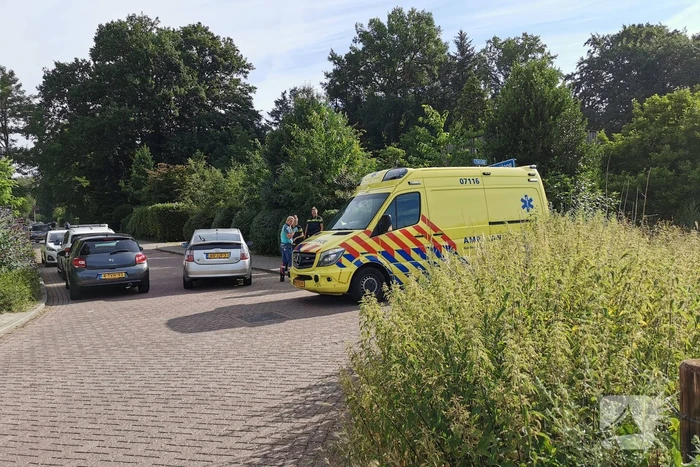 Twee fietsers botsen frontaal op kruising
