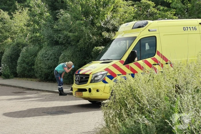 Twee fietsers botsen frontaal op kruising