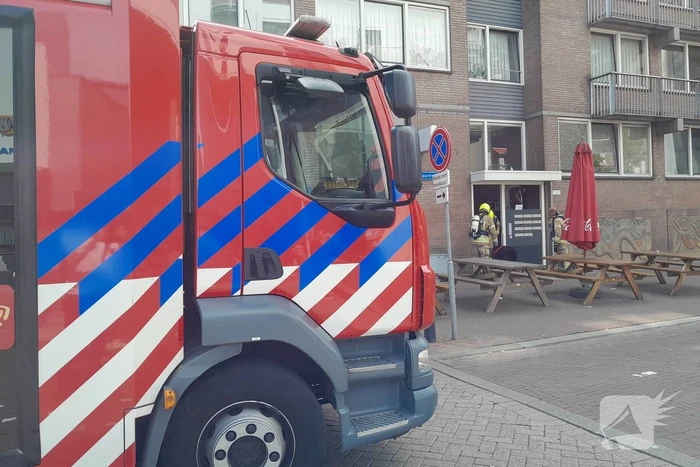 Brandweer doet onderzoek naar brand in flatgebouw
