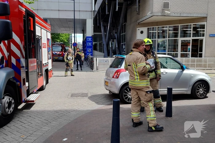Brandweer doet onderzoek naar brand in flatgebouw