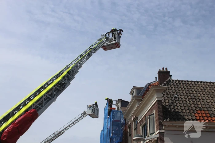 Brand op dak van grachtenpand