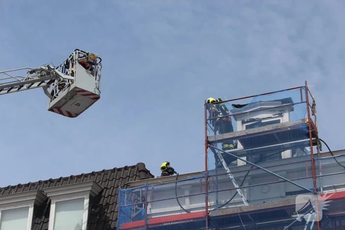 Brand op dak van grachtenpand