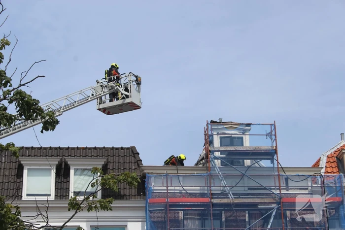Brand op dak van grachtenpand