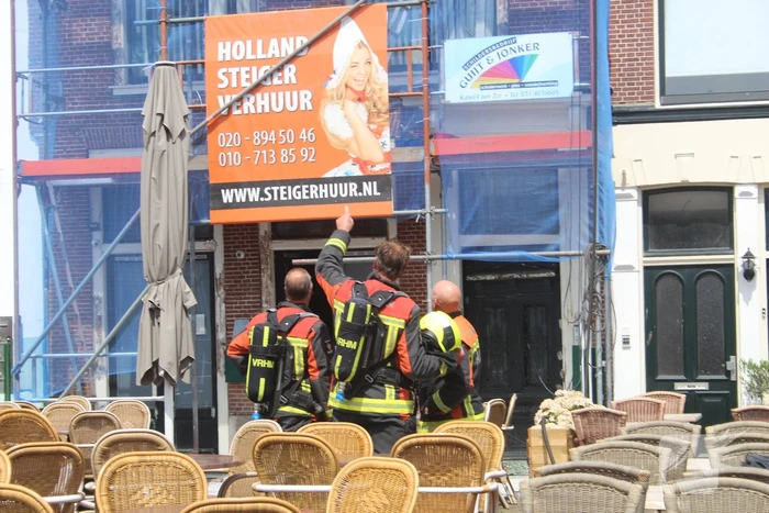 Brand op dak van grachtenpand