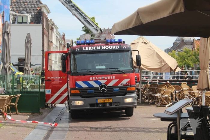 Brand op dak van grachtenpand