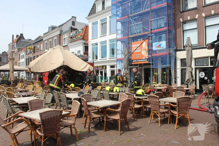 Brand op dak van grachtenpand