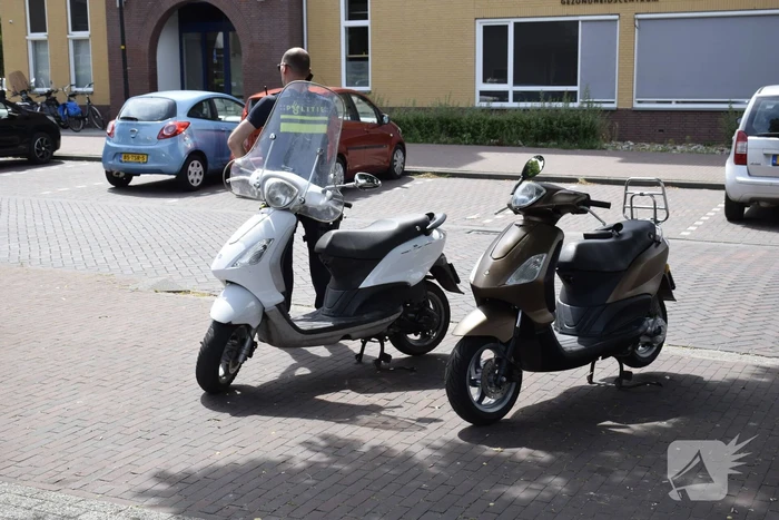 Scooterrijder botst tegen auto die plotseling parkeervak verlaat