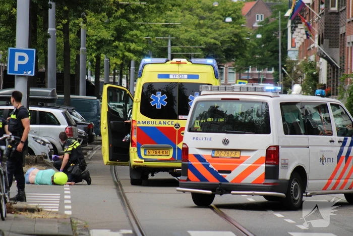 Automobilist rijdt door na botsing met scooter