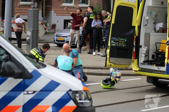 Automobilist rijdt door na botsing met scooter