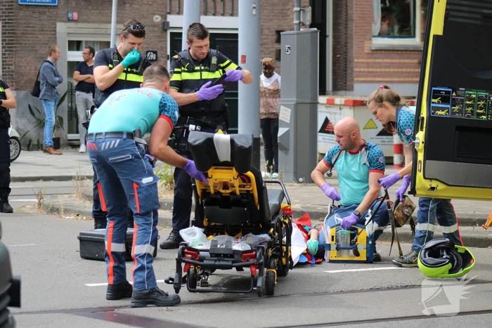 Automobilist rijdt door na botsing met scooter