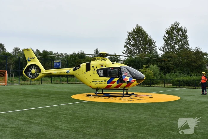 Traumahelikopter landt op voetbalveld
