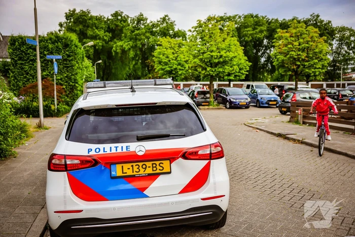 Geparkeerde auto in brand gestoken