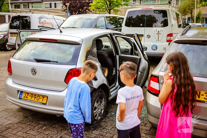 Geparkeerde auto in brand gestoken