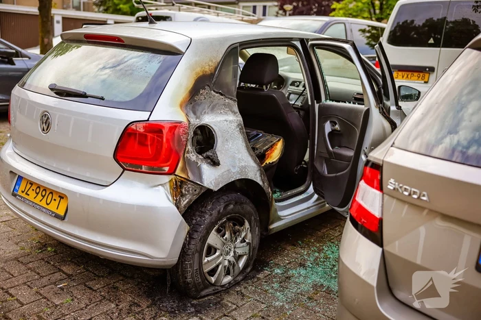 Geparkeerde auto in brand gestoken